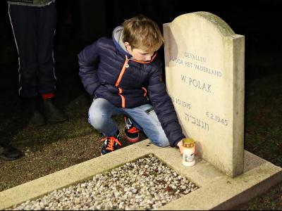 Leerlingen Matzerschool plaatsen kaarsjes op oorlogsgraven