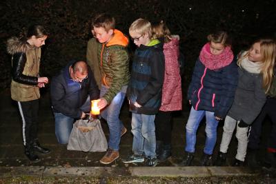 Leerlingen Matzerschool plaatsen kaarsjes op oorlogsgraven