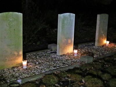 Leerlingen Matzerschool plaatsen kaarsjes op oorlogsgraven